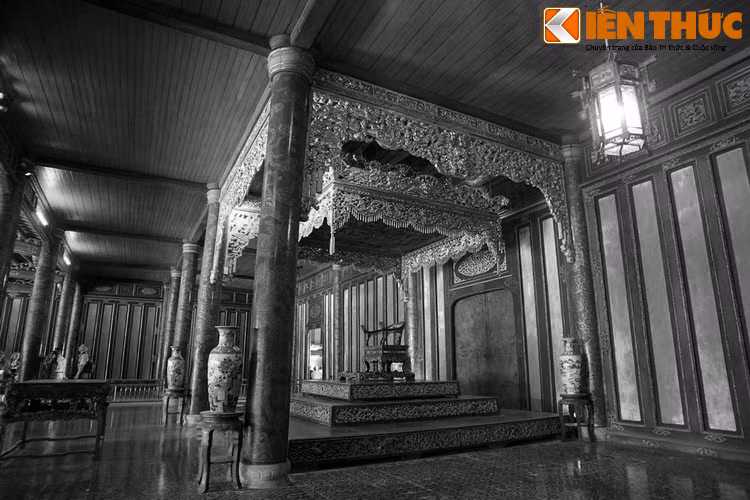 Nhà nghiên cứu Huế Phan Thuận An thì lý giải điều này như sau: "Người Huế không bao giờ dám lấy một viên ngói hay gạch ở Hoàng cung về xây dựng nhà mình, bởi rất tôn trọng sự thiêng liêng...".