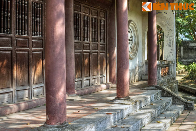 Để siêu độ cho vong hồn các tội nhân bị hành quyết, người dân thôn Mã Trại đã dựng am Vạn Linh bằng tranh. Đây chính là tiền thân của chùa Kim Sơn.