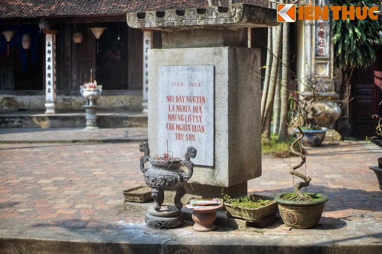 Vào năm 1789, khi Vua Quang Trung đưa quân về thành Thăng Long và đại chiến với quân Mãn Thanh ở Đống Đa, hàng nghìn liệt sỹ Tây Sơn tử trận đã được quy tập về thôn Mã Trại, tạo thành một thành nghĩa trang.