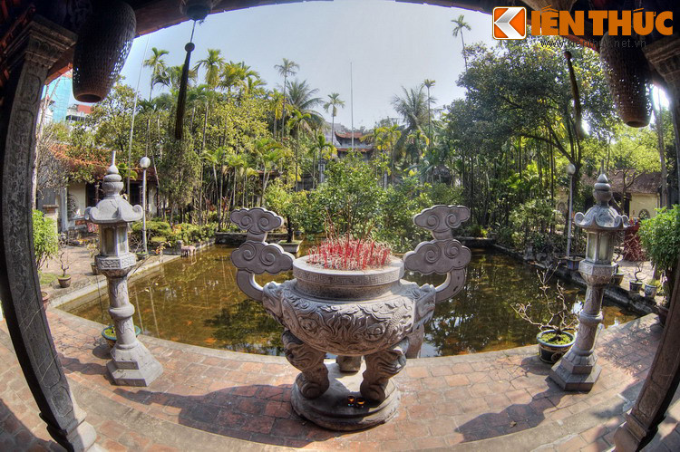 Bất chấp làn sóng đô thị hóa của thủ đô Hà Nội, chùa Kim Sơn vẫn giữ được khoảng không gian xanh hấp dẫn với khu vườn rộng tràn ngập cây cối phía trước chính điện.