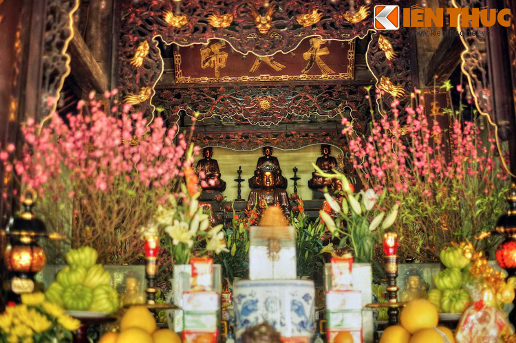 Chùa hiện lưu giữ nhiều pho tượng có giá trị nghệ thuật cao, trong đó có các tượng của chùa Linh Sơn ở phố Nguyễn Trường Tộ bị bom Mỹ đánh sập năm 1967. Chính điện có pho tượng Phật bằng đồng nguyên khối đúc liền, được coi là một tuyệt tác nghệ thuật Phật giáo.