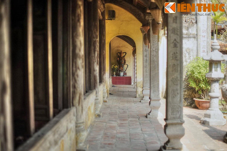 Về tổng quan, kiến trúc chùa gồm tòa chính điện ở điện ở trung tâm, hai bên có đền thờ Mẫu và đàn Vạn Linh. Dù đã được trùng tu trong những năm gần đây, chùa vẫn giữ được những nét kiến trúc có từ gần 100 năm trước.