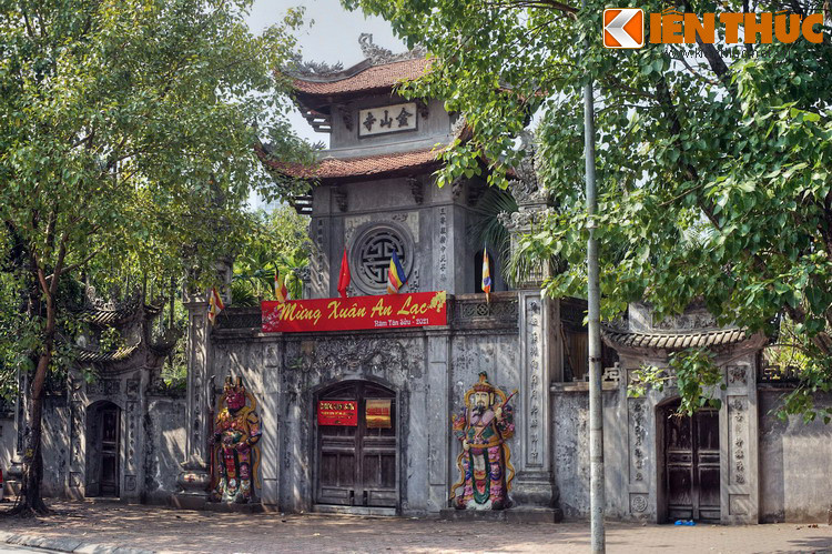 Nằm ở góc phố Kim Mã – Giang Văn Minh, quận Ba Đình, chùa Kim Sơn vừa là một công trình kiến trúc Phật giáo tuyệt đẹp, vừa là di tích lịch sử quan trọng của mảnh đất Thăng Long – Hà Nội.