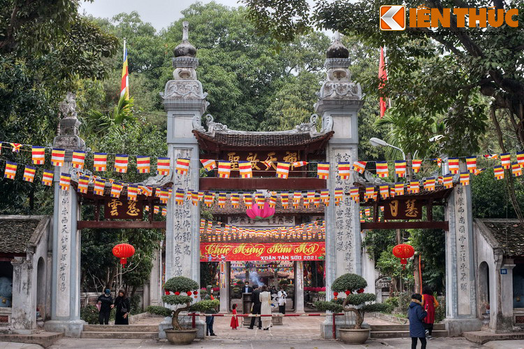 Công trình ngoài cùng của chùa là cánh cổng gồm bốn cột vuông với ba mái cong không trùm lên cột mà gắn vào sườn cột, mái giữa cao hơn hai mái bên. Trên cổng có tấm hoành phi lớn đề chữ "Thiền Thiên Khải Thánh".