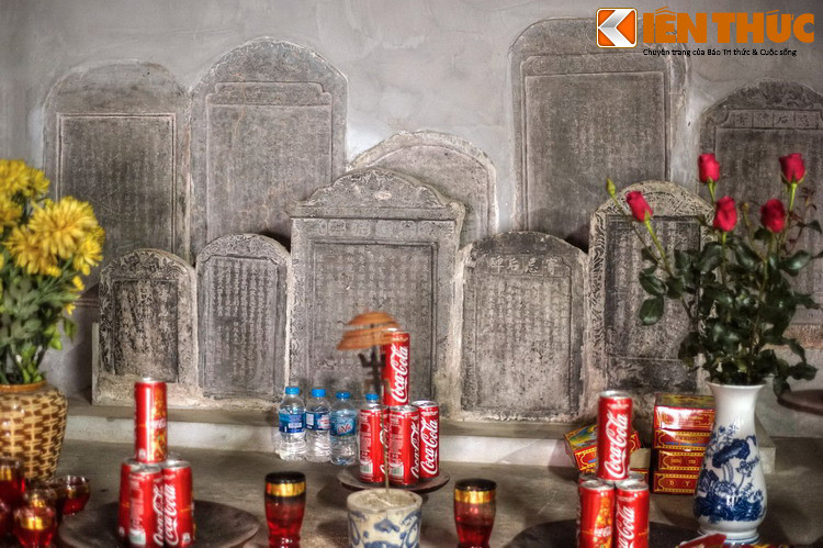 Chùa Láng còn lưu giữ được nhiều văn bia cổ, là tư liệu quý để nghiên cứu về lịch sử của chùa và kinh thành Thăng Long xưa. Tấm bia cổ nhất được dựng năm Thịnh Đức thứ 4 (1656) thời Hậu Lê, do tiến sĩ Nguyễn Văn Trạc viết.