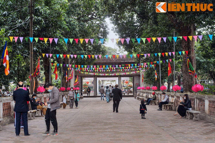 Qua cổng đầu tiên là một sân lát gạch Bát Tràng, cuối sân có cổng thứ hai, được xây ba gian, hai tầng mái. Từ đây có con đường lát gạch chạy giữa hai hàng muỗm cổ thụ dẫn đến cổng thứ ba.