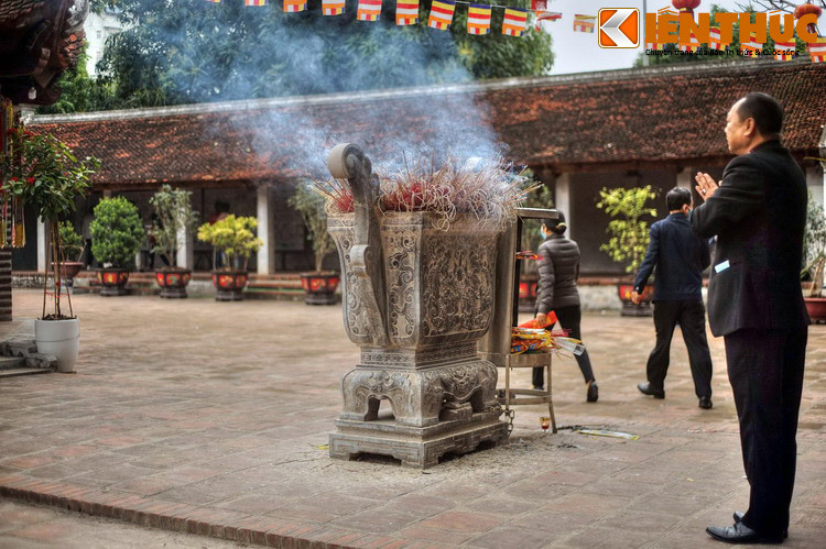 Hội chùa Láng được cử hành vào ngày 7/3 Âm lịch hàng năm, là ngày sinh của Thiền sư Từ Đạo Hạnh. Trong ngày hội, kiệu của Thiền sư Từ Đạo Hạnh được rước đến chùa Hoa Lăng ở xã Dịch Vọng, nơi thờ bố mẹ ông.