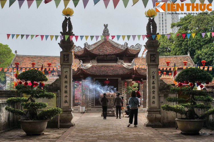 Cổng thứ ba gồm một cổng chính ở giữa và hai cổng phụ ở hai bên. Sau cổng này là khoảng sân rộng hình vuông, ở giữa có ngôi nhà bát giác hai tầng, là nơi đặt tượng của Thiền sư Từ Đạo Hạnh. Tòa nhà bát giác này là một công trình tạo nên nét đặc trưng trong diện mạo kiến trúc chùa Láng.