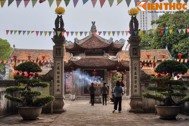 Cổng thứ ba gồm một cổng chính ở giữa và hai cổng phụ ở hai bên. Sau cổng này là khoảng sân rộng hình vuông, ở giữa có ngôi nhà bát giác hai tầng, là nơi đặt tượng của Thiền sư Từ Đạo Hạnh. Tòa nhà bát giác này là một công trình tạo nên nét đặc trưng trong diện mạo kiến trúc chùa Láng.