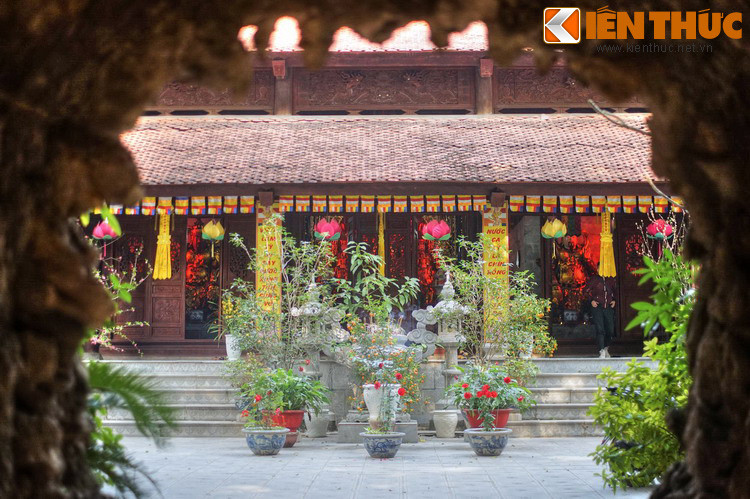 Theo sử sách, chùa được khởi dựng bên bờ hồ Hoàn Kiếm trong khoảng năm 1770-1774, dưới thời Hậu Lê. Cái tên Phổ Giác có ý nghĩa là phổ cập và giác ngộ Phật pháp cho chúng sinh.