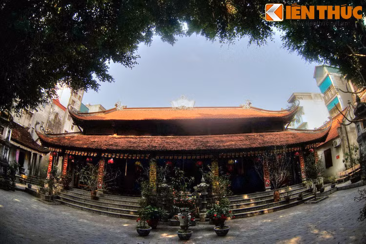 Khu chính điện gồm tiền đường và hậu cung. Tiền đường có bảy gian tường hồi bít đốc, mái lợp ngói ta. Hậu cung nằm phía sau, nối với tiền đường thành hình chữ “Đinh”.