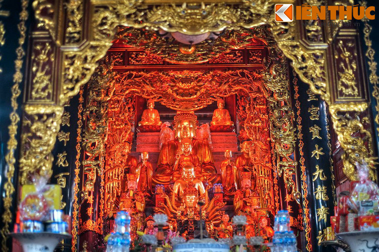 Hệ thống Tượng Phật và đồ thờ của chùa Phổ Giác rất đa dạng và phong phú với 20 tượng ở chùa chính, 11 pho ở nhà Mẫu, 6 pho ở nhà Tổ cùng nhiều hoành phi, câu đối được tạo tác tinh xảo.