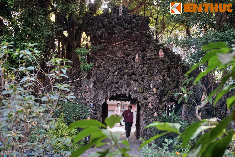 Về kiến trúc, chùa Phổ Giác được xây theo lối truyền thống với hệ thống công trình bao gồm cổng tam quan, chính điện, nhà Mẫu và nhà Tổ. Trong đó, tam quan được xây dựng theo kiểu hang đá rất độc đáo.