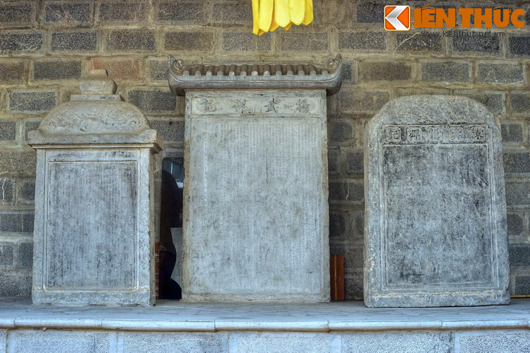 Chùa còn lưu giữ nhiều cổ vật quý, nổi bật là văn bia Dương Võ bi kí, ghi danh ba vị có công huấn luyện voi chiến, được xem như ba tổ sư công tượng.