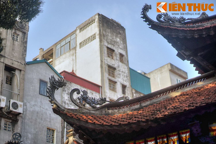 Tới khi Pháp chiếm Hà Nội và lấy đất chùa xây tòa đốc lý (nay là Trụ sở UBND thành phố Hà Nội), chùa dời xuống khu vườn của Viện Thái Y cũ, là vị trí hiện nay.