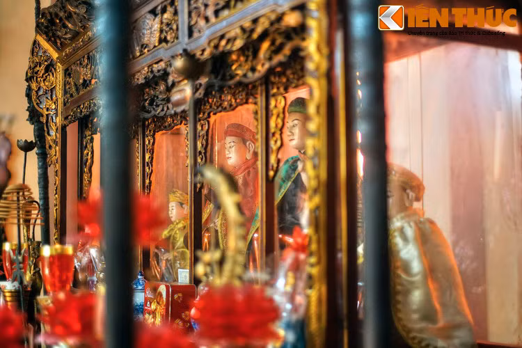 Tên gọi Bà Ngô thì gắn với chuyện vào thời Lê có một người con gái đẹp lấy một nhà buôn giàu có người Hoa, đã bỏ tiền tái thiết lại chùa to đẹp hơn. Người đời gọi bà là Ngô Khách nên chùa mới được gọi là chùa Bà Ngô để ghi công người đã xây chùa.