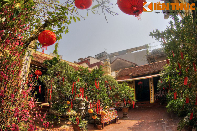 Tương truyền, cái tên Ngọc Hồ có nghĩa là bầu rượu bằng ngọc quý, được đặt do chùa được xây trên cái một gò hình dáng như bầu đựng rượu. Theo một cách giải thích khác thì tên này bắt nguồn từ cái giếng nước trong như ngọc nằm bên tam bảo của chùa.