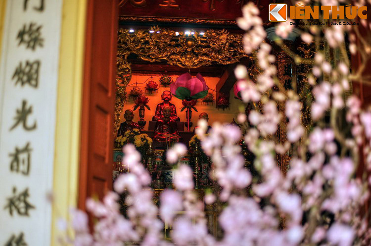 Nhà Tổ của chùa thờ các Tổ Bồ Đề Đạt ma, các sư tổ của chùa đã viên tịch và đức Văn Xương. Điện Mẫu thờ các Mẫu, Ngọc Hoàng, vua Lê Thánh Tông, Đức Thánh Trần Hưng Đạo cùng hai gia tướng Yết Kiêu và Dã Tượng...