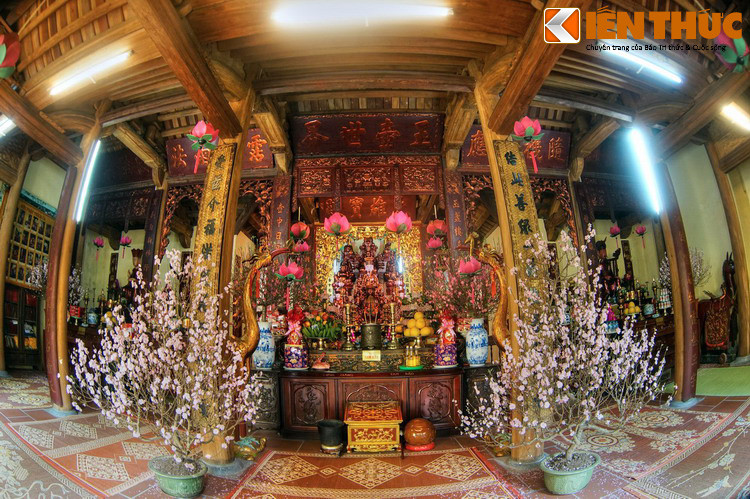 Phật điện của chùa là nơi thờ các chư Phật, gồm tiền đường và hậu cung làm theo kiểu chữ “Đinh". Hiện trong tiền đường dạng vòm cuốn mở rộng bằng một vì vỏ cua, là một kiểu kiến trúc ít có ở miền Bắc.