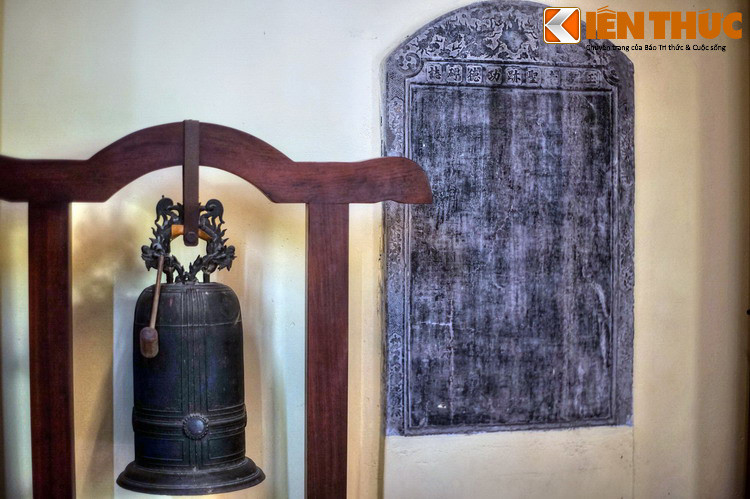 Ngày nay, chùa Ngọc Hồ còn lưu giữ được một quả chuông đồng đúc năm 1887, nhiều tượng thờ, văn bia, câu đối và một khối lượng di vật rất lớn ở nhiều thể loại như long ngai, bài vị, các tế khí...