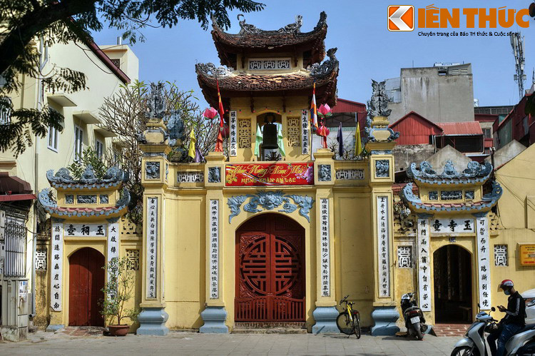 Tam quan của chùa là gác chuông 2 tầng, 8 mái mang phong cách truyền thống. Mặt trước tam quan có các hàng câu đối chữ Nôm, một điều rất hiếm gặp tại các chùa ở Hà Nội.