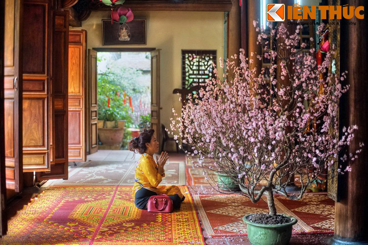 Chùa Ngọc Hồ còn là bối cảnh của truyền thuyết vua Lê Thánh Tông gặp tiên nữ. Theo đó, có một lần vua Lê Thánh Tông thăm chùa, thấy trên gác chuông có bóng người đẹp. Vua bèn hỏi chuyện và ngỏ ý muốn cùng nàng xướng họa.