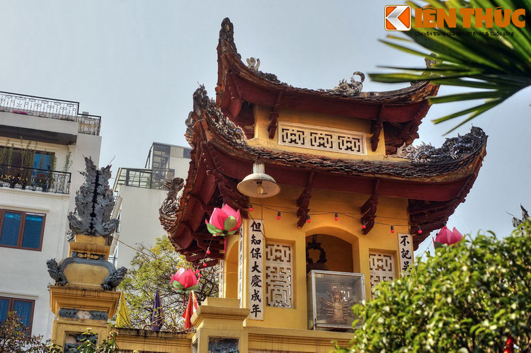 Nàng nhường vua làm thơ trước, sau đó đổi lại một cách thông minh, làm vua rất khâm phục. Vua mời nàng lên kiệu về cung, nhưng kiệu đi đến cửa Đại Hưng thì biến mất. Vua cho là tiên giáng trần, bên dựng lầu Vọng Tiên ở đó để tưởng nhớ...