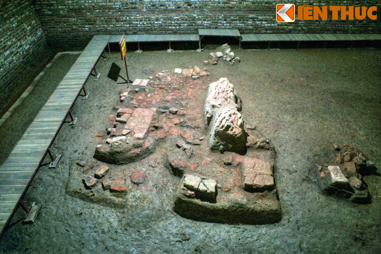 Những di tích được phát hiện đã hé mở phần nào diện mạo của kinh đô Hoa Lư xưa, với thành quách kiên cố, nhiều kiến trúc lớn và trang trí cầu kỳ mang đậm phong cách nghệ thuật riêng thời Đinh - Lê...