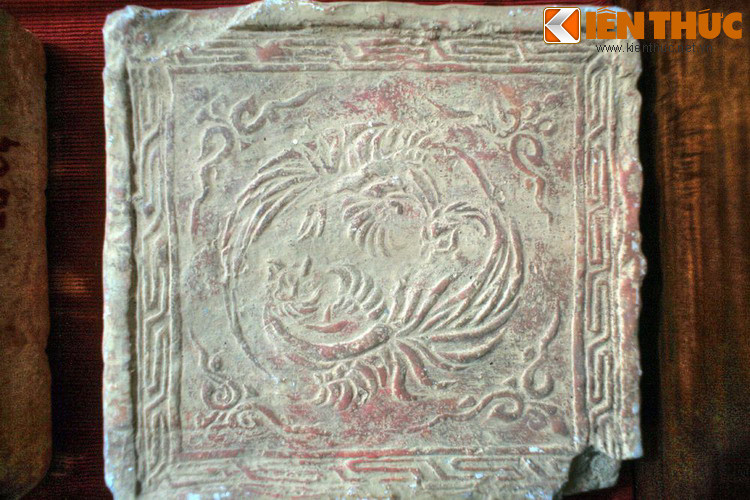 Hàng trăm hiện vật cổ đã được tìm thấy tại đây, tiêu biểu là những viên gạch lát nền được trang trí rất tinh xảo, tượng chim uyên ương tạo tác sống động, bia đá còn nguyên nét chữ khắc....