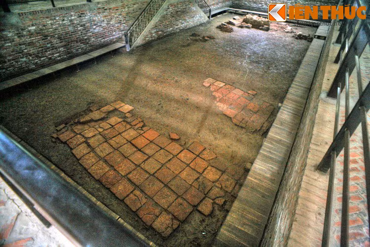 Từ vị trí của nền móng nằm gần khu vực đền thờ vua Đinh, vua Lê, các chuyên gia đã xác định đây chính là cung điện trung tâm của cố đô Hoa Lư, đầu não chính trị của đất nước Đại Việt khi mới hình thành.