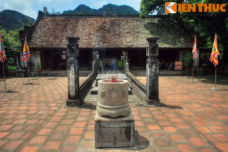 Đền được xây dựng từ thế kỷ 17, có kiến trúc gần giống như đền thờ vua Đinh Tiên Hoàng ở gần đó nhưng quy mô nhỏ hơn và có một số khác biệt về trang trí kiến trúc.