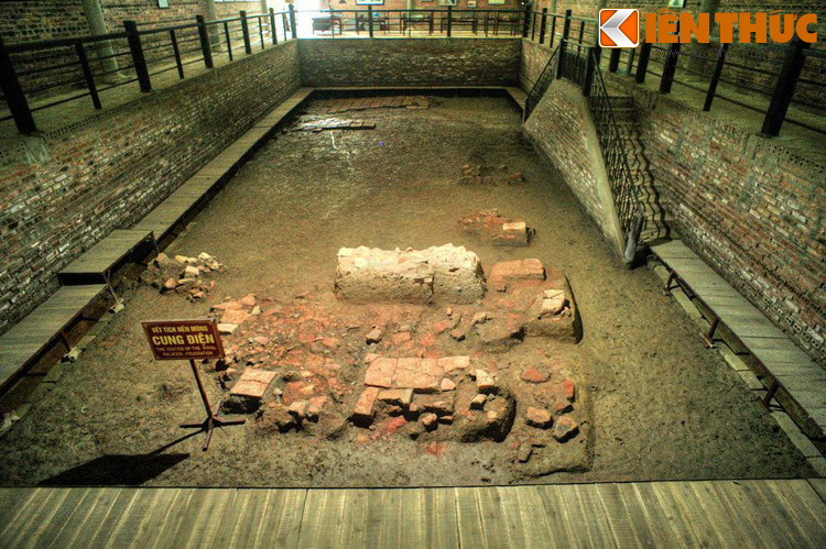 Kết quả của cuộc khai quật đã không làm các nhà khảo cổ học thất vọng. Dưới độ sâu 0,95 mét, những vết tích nền móng của một cung điện đồ sộ với niên đại vào khoảng thế kỷ thứ 10 đã lộ ra.