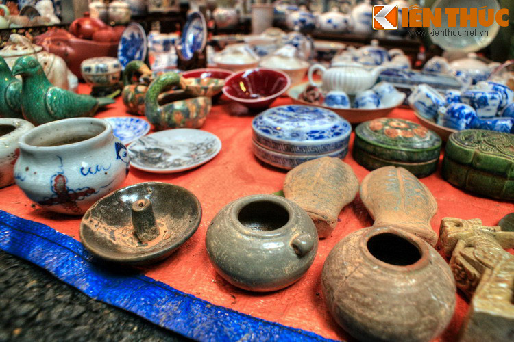 Có thể nói, không chỉ là nơi mua sắm, khu chợ đồ cổ này thực sự là một chốn thưởng ngoạn vô cùng lý thú ở Hà Nội ngày cận Tết.