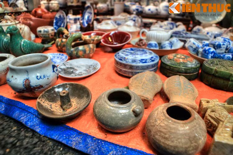 Có thể nói, không chỉ là nơi mua sắm, khu chợ đồ cổ này thực sự là một chốn thưởng ngoạn vô cùng lý thú ở Hà Nội ngày cận Tết.