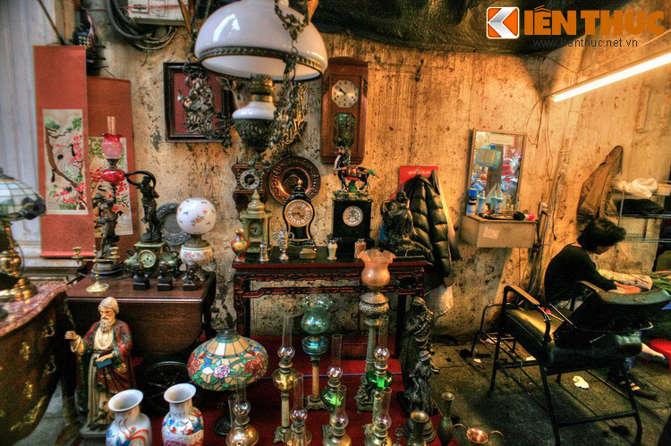 Chợ có hàng chục gian hàng, bán đủ các chúng loại cổ vật như đồ thờ cúng, tiền cổ, vật dụng sinh hoạt như đồng hồ, máy ảnh, đèn dầu, lọ hoa...