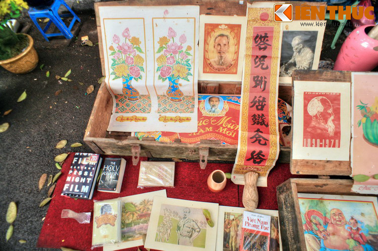 Nhiều món đồ có nguồn gốc Việt Nam, như các loại đồ đồng, đồ gốm, tượng, tranh truyền thống, tiền cổ...