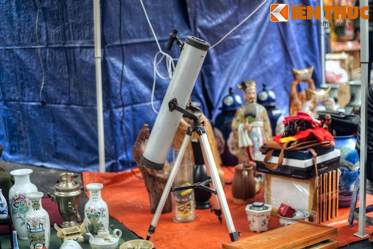 Một số quầy hàng bán cả những món đồ cũ còn dùng tốt. Nếu khéo chọn, người mua có thể sở hữu những vật dụng ưng ý với giá hợp lý.