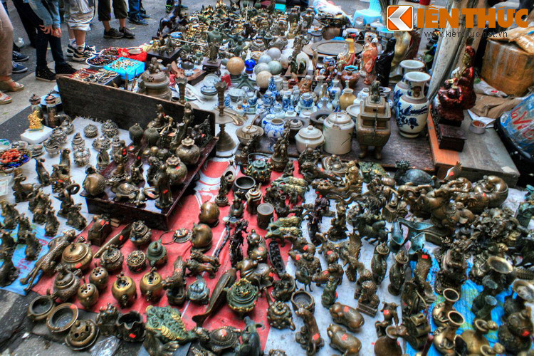 Ngoài đồ cổ, đồ giả cổ ở chợ cũng khá phong phú, chủ yều là đồ đồng được sản xuất tại các làng nghề truyền thống ở miền Bắc.