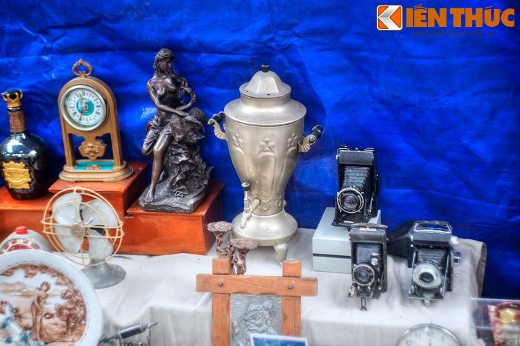 Các vật dụng từng “vang bóng một thời” như ấm samovar của Nga, quạt Marelli của Italia, máy ảnh Zeiss Ikon của Đức... có thể được tìm thấy ở chợ cổ vật với hình thức đẹp, không ít món còn hoạt động tốt...
