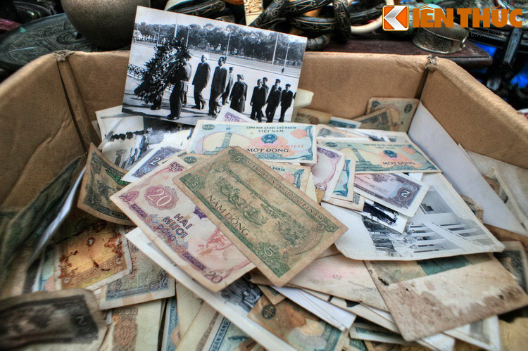 Với người sưu tầm đồ xưa, khu chợ đồ cổ ngày Tết là nơi lý tưởng để bổ sung những hiện vật hiếm cho bộ sưu tập của mình.