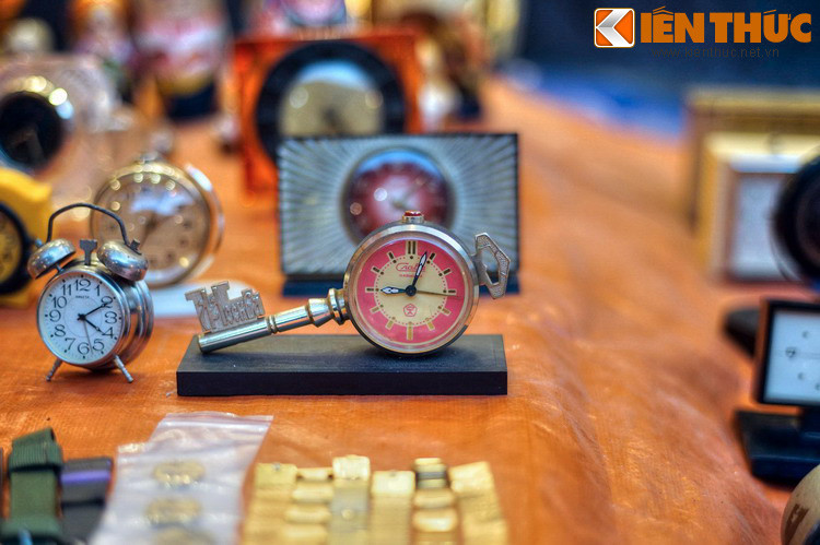 Đồ vật của nhiều thời đại, nhiều nền văn hóa xuất hiện ở chợ, từ những chiếc đồng hồ Liên Xô tuổi đời 30-40 năm đến tượng đồng của Pháp có từ trên dưới 100 năm trước hay đồ gốm Trung Hoa niên đại vài thế kỷ.