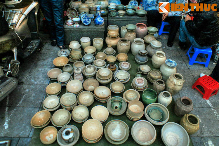 Đồ gốm là mặt hàng chiếm số lượng lớn tại các quầy hàng, rất đa dạng về chủng loại, mẫu mã, nhiều món có tuổi đời lên đến hàng thế kỷ.