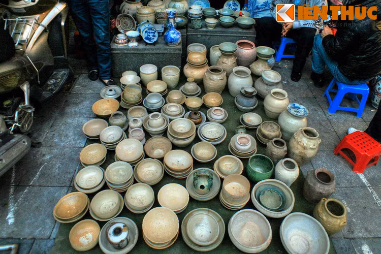 Đồ gốm là mặt hàng chiếm số lượng lớn tại các quầy hàng, rất đa dạng về chủng loại, mẫu mã, nhiều món có tuổi đời lên đến hàng thế kỷ.