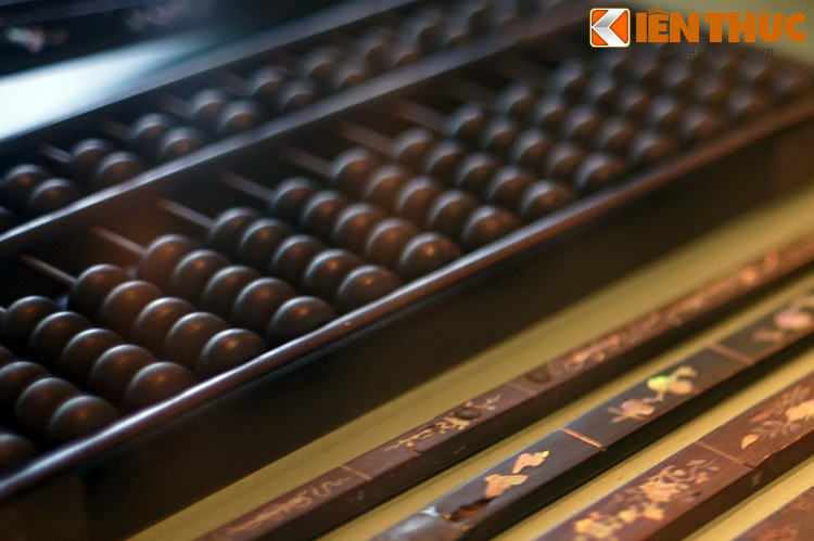 Dù vậy, giữa làn sóng cách mạng công nghệ, bàn tính không bị bỏ xó mà vẫn được sử dụng ở nhiều nơi vì ưu điểm linh hoạt, chuẩn xác và không lo hỏng hóc. Ngoài ra, nhiều người cũng coi nó như một món đồ chơi giúp phát triển tư duy...