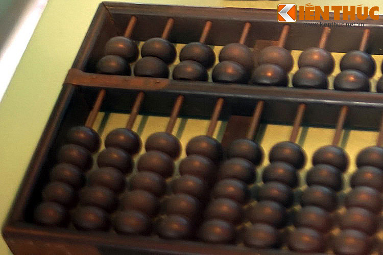 Có nhiều phiên bản bàn tính khác nhau, từ loại phổ thông 10 trục đến loại dành cho thương gia với 15 trục. Các hạt trong bàn tính được chia thành hai hàng trên dưới, cách phân chia số hạt ở mỗi hàng cũng khác nhau tùy phiên bản.