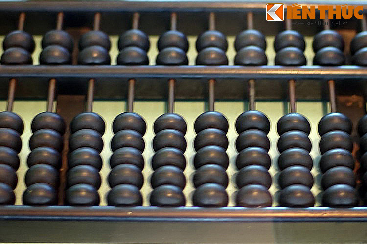 Theo thứ tự được quy ước, các trục tương ứng với các cấp số từ đơn vị cơ bản đến chục, trăm, ngàn, vạn... Tùy vào con số và phép tính mà người sử dụng sẽ gạt các hạt bàn tính lên trên hoặc xuống dưới để ghi nhớ và tính toán.