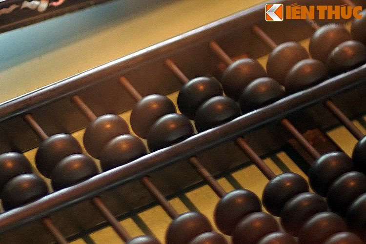 Mặc dù rất đơn giản nhưng bàn tính hạt có thể thực hiện các phép tính cộng, trừ, nhân, chia một cách chính xác. Đây từng là vật dụng bất khả ly thân của các thương nhân Việt Nam trong nhiều thế kỷ.