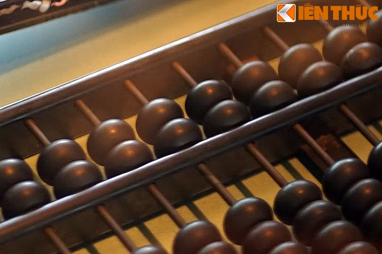 Mặc dù rất đơn giản nhưng bàn tính hạt có thể thực hiện các phép tính cộng, trừ, nhân, chia một cách chính xác. Đây từng là vật dụng bất khả ly thân của các thương nhân Việt Nam trong nhiều thế kỷ.