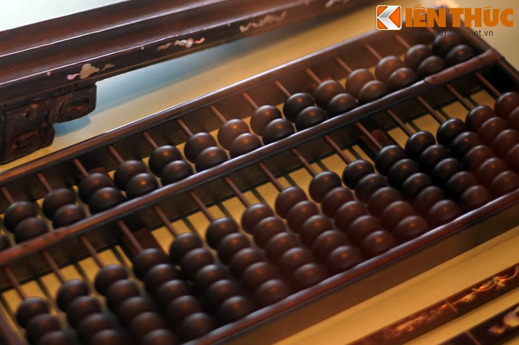 Theo các nhà nghiên cứu lịch sử, bàn tính có thể đã thịnh hành ở Trung Hoa từ thời nhà Tống và từ đó được đưa vào các nước lân cận như Nhật Bản, Triều Tiên, Việt Nam. Dụng cụ này thường được làm bằng khung gỗ với các hạt trượt trên trục gỗ.