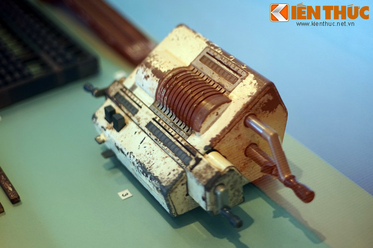 Bàn tính chỉ đánh mất dần vị trí của mình kể từ cuối thế kỷ 19, khi máy tính cơ khí (như trong hình) được du nhập vào Việt Nam từ phương Tây. Đến giữa thế kỷ 20, máy tính điện tử xuất hiện và ngày nay ứng dụng tính toán hiện diện trên mọi thiết bị số cầm tay.